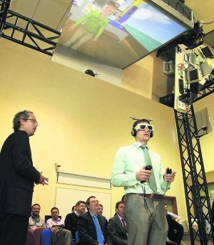 Santiago Martín dirige a un voluntario en la presentación. ::
ALEX PIÑA/