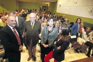 José Luis Cifuentes, psicólogo; José Luis Martínez, presidente del Ateneo Jovellanos; Carmen Moriyón, alcaldesa, y Desireé Díaz González, cirujana de la Unidad de Mama de Cabueñes. :: JOSE SIMAL/