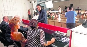 Una imagen del rodaje de 'La perla de Jorge', ayer en un aula de la Facultad de Geológicas. ::
M. ROJAS/