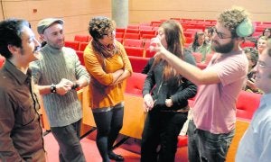 Representantes de Oviedo SOS Cultura charlan antes del comienzo de la asamblea de ayer. ::
JESÚS DÍAZ/