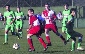 Ginés, junto al balón, y Ángel, rodeados de jugadores del Racing B ayer en La Albericia. :: SANE/