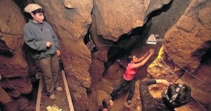 Varios investigadores trabajando en la cueva del Sidrón este pasado septiembre. ::
NEL ACEBAL/