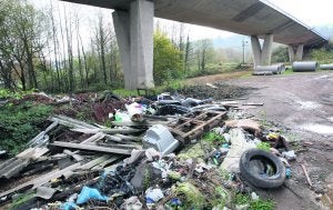 El mayor vertedero del municipio, situado debajo de un viaducto entre Feleches y Lieres. :: PABLO NOSTI/