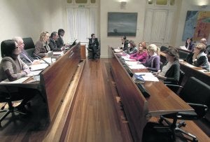 La consejera, en primer término, observa a Ana Barrientos mientras ésta le pregunta. :: MARIO ROJAS/