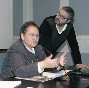 La arqueóloga Carmen Fernández Ochoa, durante su conferencia. ::
L. S./