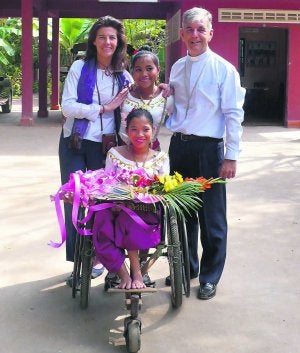 María José Gómez-Rodulfo, en Battambang, junto a Kike Figaredo y dos niñas camboyanas en febrero de 2008. :: E. C./