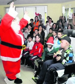 Los niños con Papá Noel. ::
JESÚS DÍAZ/