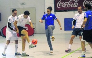 Santi Perez, Chechu Rubiera, con el balón, Jessica Alonso, Juanjo Cobo y Pablo Álvarez. :: J. DÍAZ/