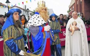 El párroco Fernando Fueyo recibió a los Reyes Magos en El Coto con la imagen del Niño Jesús en las manos. ::
JOAQUÍN BILBAO/