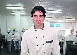 Sergio Canteli, en la Escuela de Hostelería del IES Valle de Aller, tras conocer que su tapa ha sido seleccionada para Madrid Fusión. :: PARDO/