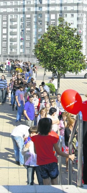 La campaña de captación de donantes se realizó en el pabellón de El Quirinal y asistieron 1.225 personas . :: MARIETA/