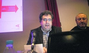 Mario Margolles, durante la charla celebrada ayer en la Casa de Cultura, junto a Pedro García. ::
S. LÓPEZ/
