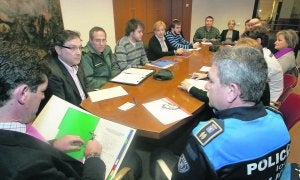 Inicio de la reunión de ayer, con vecinos, hosteleros, jóvenes de los partidos y concejales. :: JOAQUÍN PAÑEDA/