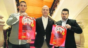 Borja Álvarez, Pedro Barbillo y Adrián Muñoz presentaron un curso de kumite que se celebrará este fin de semana. ::
J. PAÑEDA/