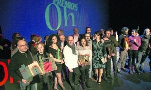 Foto de familia de todos los ganadores que ayer recogieron los premios Oh! en el Teatro Jovellanos. :: CITOULA/