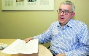 Arturo Pazos, médico del Materno Infantil de Asturias, muestra la petición que ha presentado ante Bienestar Social, tras la crisis, el pasado jueves, de uno de los bebés del centro que estuvo a punto de perder la vida tras entrar en parada cardiorespiratoria. ::
JOAQUÍN PAÑEDA/