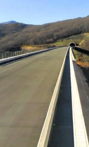 Un tramo de la variante de Pajares en las proximidades Pola de Gordón, con la plataforma disponible para la instalación de vías. ::
E. C./