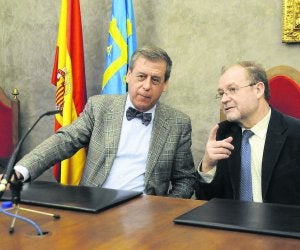 Sosa Wagner y Leopoldo Tolivar, ayer, en Oviedo. :: JESÚS DÍAZ/