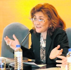 Encina Cortizo durante su ponencia en el Colegio de Abogados. :: J- DÍAZ/