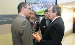 Guillén conversa con Álvarez-Cascos ante Carlos Barredo y Chechu Rubiera. ::
MARIO ROJAS/