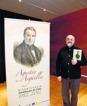 Toni Silva junto a un retrato de Agustín Argüelles. ::
NEL ACEBAL/