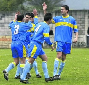 Berto Toyos (a la derecha) celebra con sus compañeros Iván Miranda (dorsal 4), Adolfo (3), Javi Sánchez (de frente) y Jaime uno de los goles de Asturias ante Murcia. ::
PALOMA UCHA/