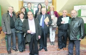 Vicente Martín Martín muestra su libro rodeado del jurado y patrocinadores. ::
CITOULA/