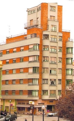 Edificio de la Plaza de San Miguel número 1, exponente de la arquitectura racionalista gijonesa. :: E. C./