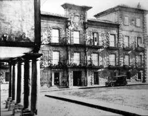 La fachada sur del palacio de Camposagrado, en toma fotográfica hecha desde la calle de La Fruta, donde aún quedaban soportales, entre siglos XIX y XX. :: DEL LIBRO 'AVILÉS EN EL PASADO', N. VILLABOY/