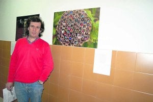 El profesor Bernardo Busto, con una de las fotografías de la exposición 'Fotopalabres'. ::
L. I. A./