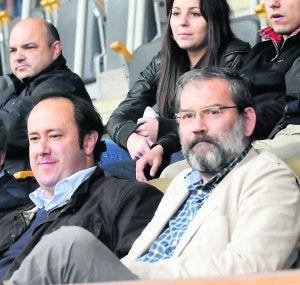 El vicepresidente Ángel Martín Vaca, a la derecha, junto al concejal de Deportes, Jorge Menéndez Vallina, en el palco del Tartiere. :: J. DÍAZ/
