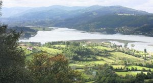 Vista de la Ría de Villaviciosa, cuya margen derecha se vio afectada por la aprobación del deslinde de Costas en marzo de 2010. :: JOSÉ SIMAL/