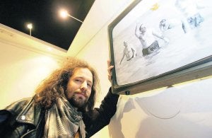 Antonio Aguilera, 'Tonay', posa junto a una de las obras que expone. ::
SERGIO LÓPEZ/