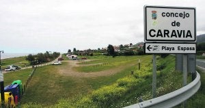 El aparcamiento de la playa de La Espasa, ayer, prácticamente vacío de coches. ::
NEL ACEBAL/