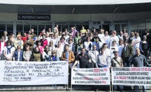 Concentración ante las escaleras del Materno. :: JESÚS DÍAZ/