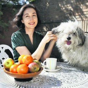 La psicóloga y escritora Elsa Punset posa junto a su perro . ::
JOSÉ RAMÓN LADRA/