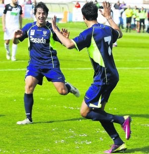 El extremo Jony celebra un gol junto a Sergio Prendes esta temporada. ::
MARIETA/