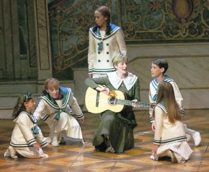 La familia Von Trapp sobre el escenario del teatro de la Laboral :: PURIFICACIÓN CITOULA/