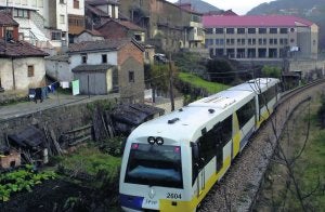 Un ferrocarril de Feve circula por la curva de Caborana, en Aller. :: j. m. pardo/