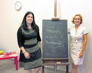 Natalia Quintanal y Beatriz Castro, ayer, en la presentación de su nuevo itinerario. ::
JORGE PETEIRO/