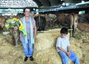 Eloína Parrondo, con su hijo y el ramo que recibió. ::
MARIETA/