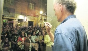 Cornión. Miguel Mingotes se asomó a la luna de la galería para pintar y escribirles mensajes a cientos de risueños espectadores. ::
L. SEVI
LLA/