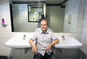 Pawel Kuczynski posa en el baño del Café Dindurra. :: JORGE PETEIRO/