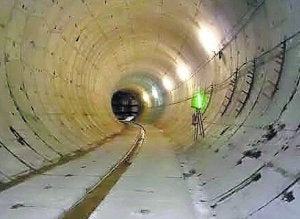 Interior del túnel del metrotrén, a la altura del anillo 2.347. :: E. C./