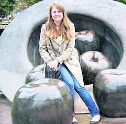 Ángela González posa en el parque de Ballina de Villaviciosa. :: L. I. A./