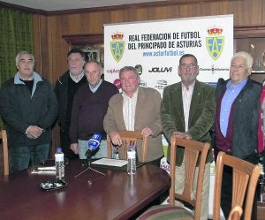 Maximino Martínez y el resto de la directiva de la Asturiana, tras la presentación del España-Finlandia que se jugará en Gijón. ::
L. SEVILLA/