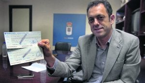 El representante de Pina muestra los cheques del millón que tenía previsto invertir en el Oviedo. :: MARIO ROJAS/
