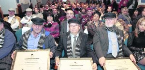 'Larry', Miguel Pocovi y Pepe Ruiz, con el reconocimiento de la cofradía en sus manos. ::
PETEIRO/