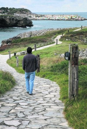 Un senderista, en el tramo próximo al puerto de Llanes. ::
NEL ACEBAL/