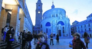 La iluminación tiñó ayer la Laboral de azul para acoger un encuentro de asociaciones de familias y para dar visibilidad a estos trastornos. Hoy, a partir de las nueve, será el turno del Teatro Jovellanos. ::
PAÑEDA/